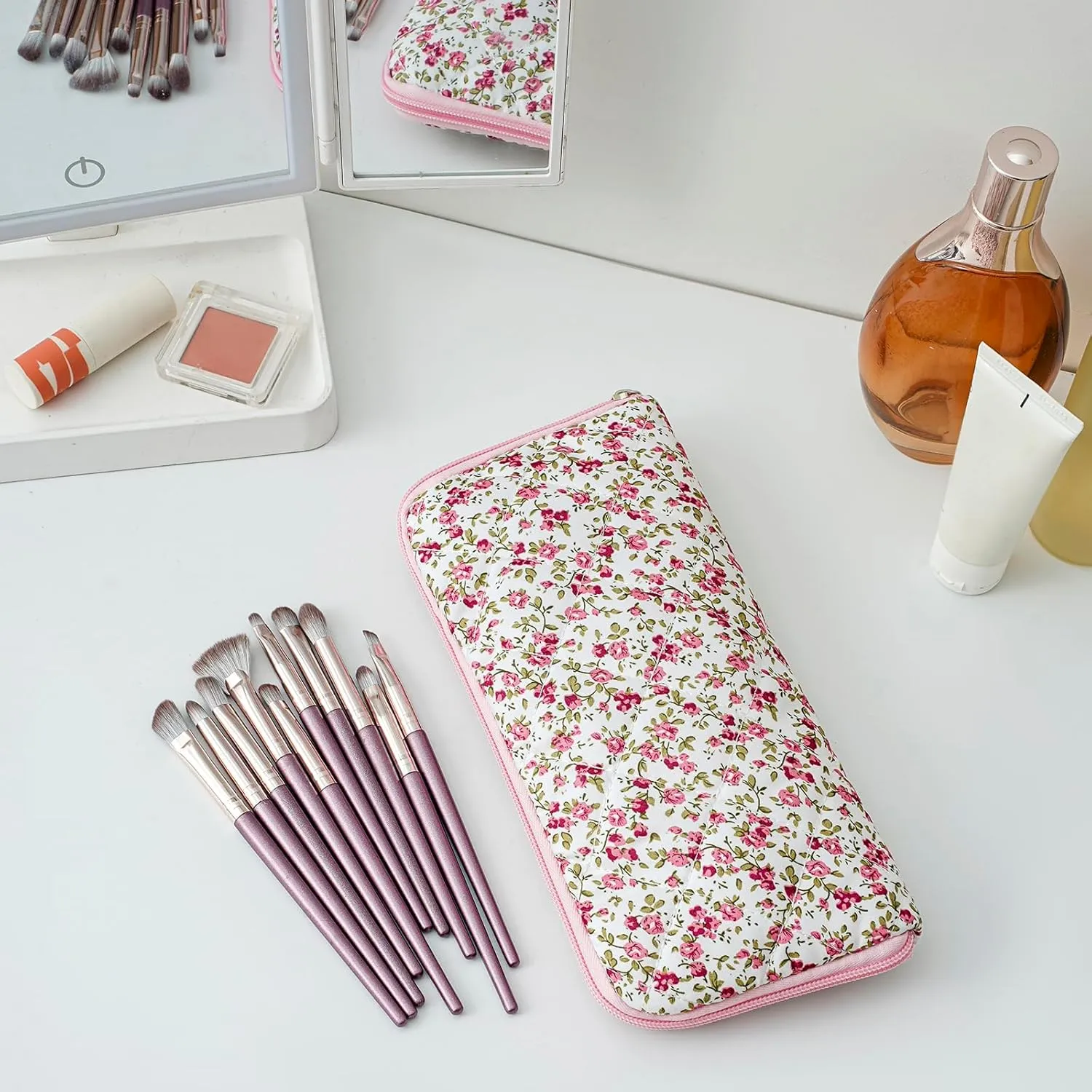 Quilted Makeup Brush Bag Travel Cosmetic Bag for Women, Floral Coquette Cotton Makeup Brush Case Toiletry Zipper Make Up Pouch, Travel Storage Organizer Pouch (Red Floral)