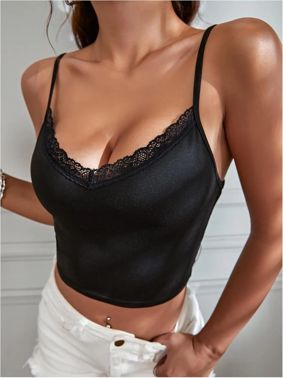 WDIRARA Women's Lace Trim V Neck Spaghetti Strap Cami Top Sleeveless Camisole Crop Tops