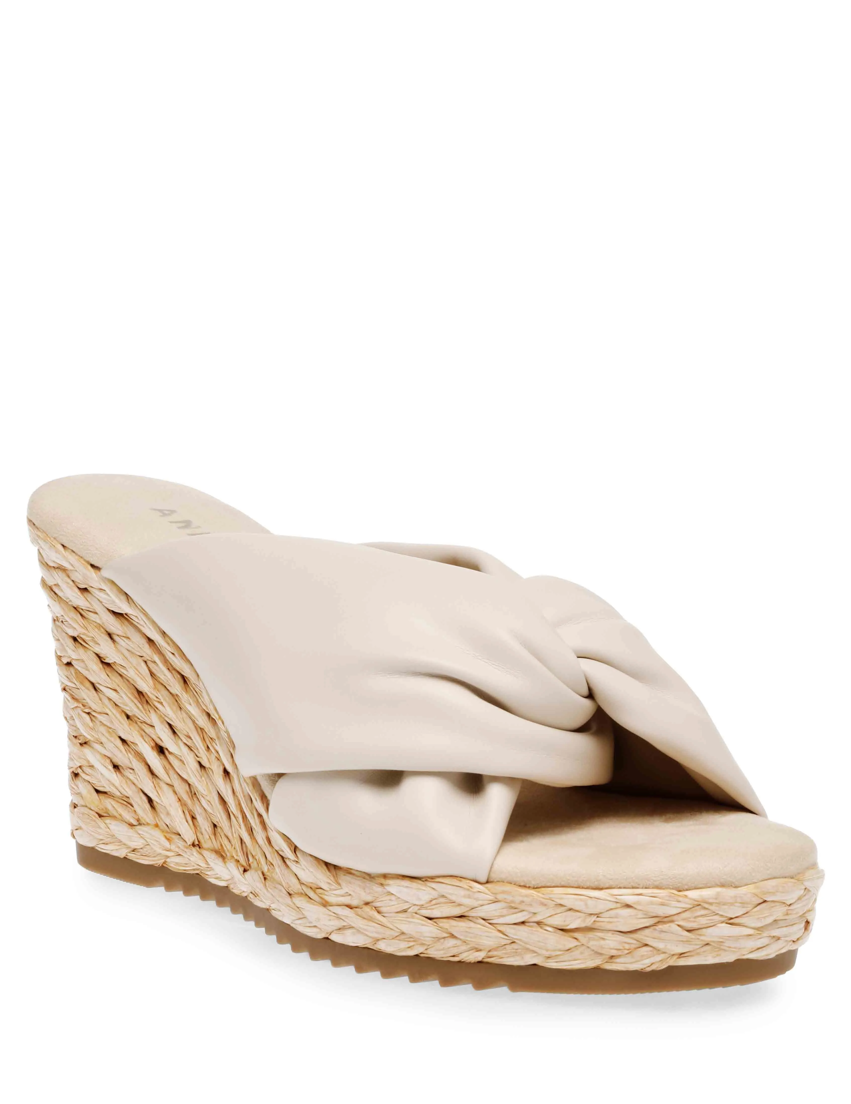 Winnie Wedge